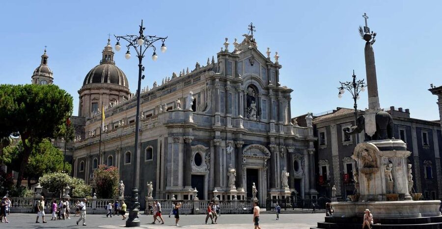 2 hours guided tour of Catania - Headsets and a Local Guide: How You Stay Oriented