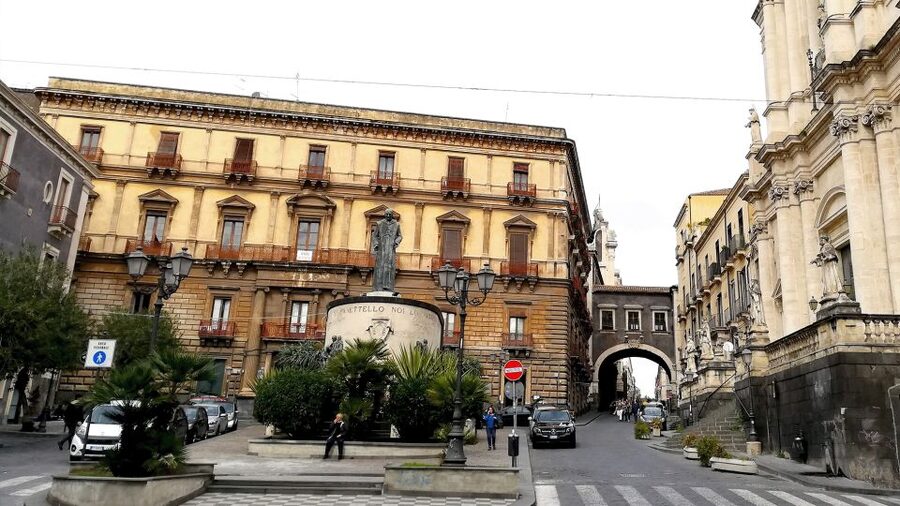 Catania: City Highlights Walking Tour - Meet at Via Erasmo Merletta 3 and start in the right place