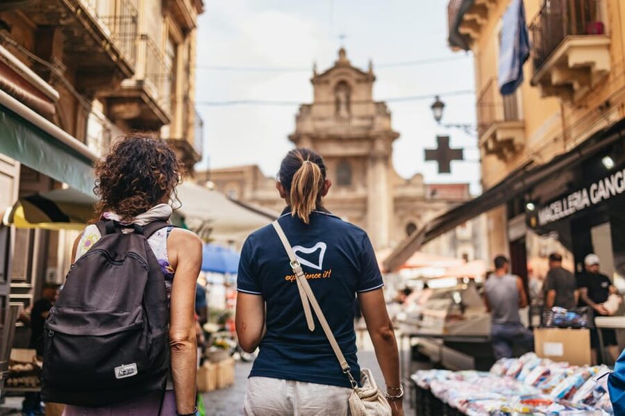 Catania: Guided Street Food Walking Tour - Morning vs evening: What changes when the Pescheria closes