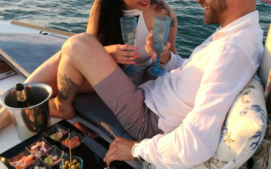 Catania: Guided Sunset Sailing Trip with Aperitif & Prosecco - Crew Service and On-Board Mood: Why People Remember the Guides