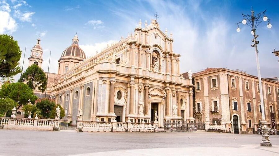 Catania: Hop-On, Hop-Off Bus to Acicastello and Acitrezza - Small Rules That Matter: ID, Food, and On-Board Comfort