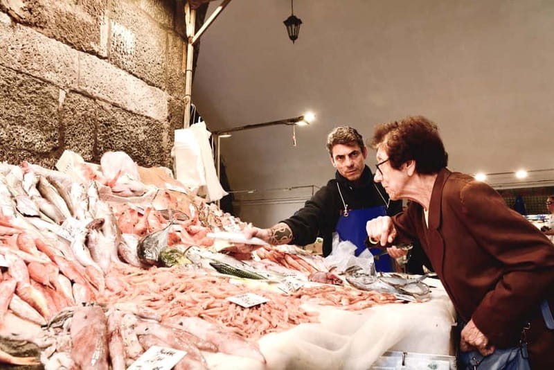 Catania: le coeur de la ville - Tour guidé en français - The fish market stop: street life, snacks, and restaurant guidance