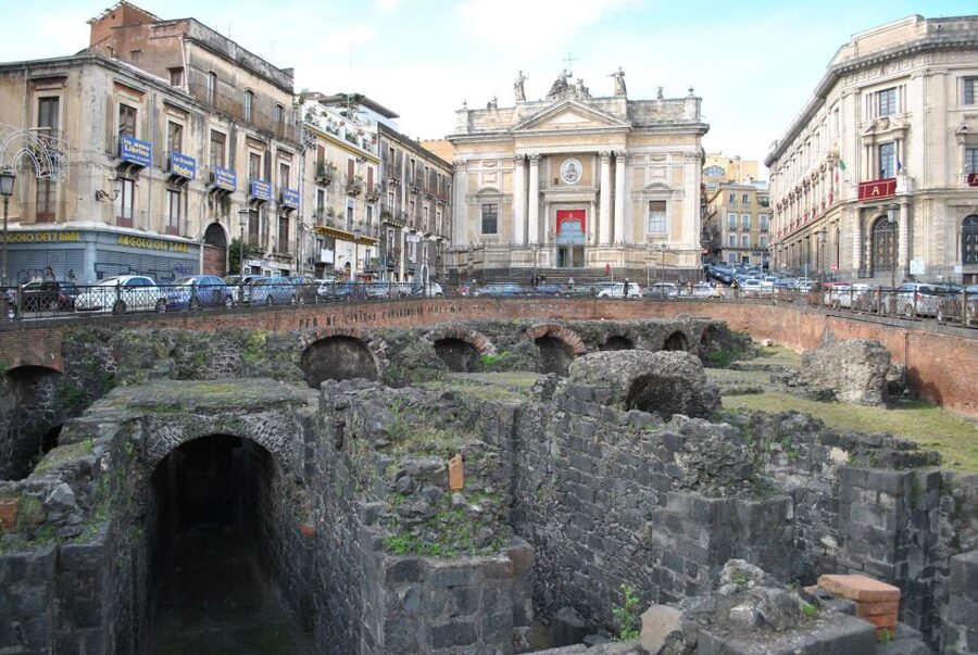 Catania: Underground and Street Food Walking Tour - Meeting at the Roman Black Amphitheater: how the tour starts