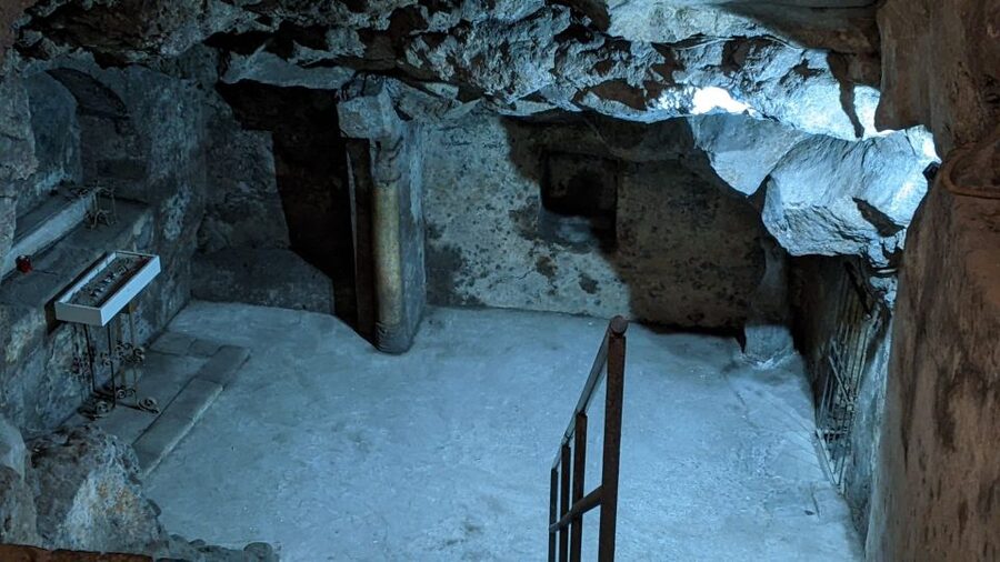 Catania: Underground and Street Food Walking Tour - Via Etnea and Piazza del Duomo: baroque churches and lava stone symbolism
