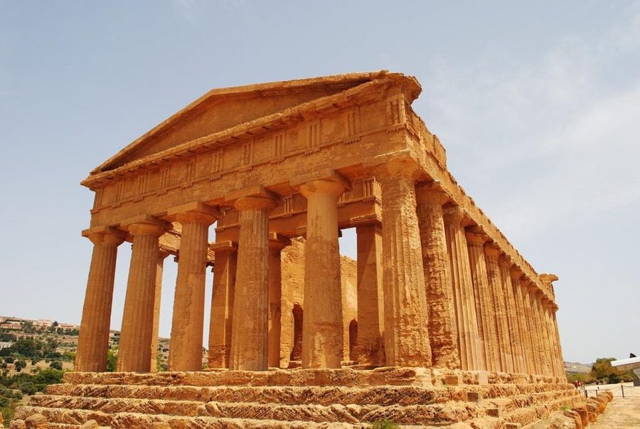 Catania: Valley of the Temples and Turkish Steps with Snack - Lunch and wine at a local bar: the break that keeps the day fun