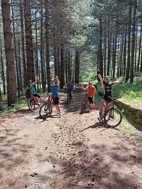 E-mtb tour through lava flows and down to Alcantara gorges - The quick break at Chalet Clan dei Ragazzi before you climb