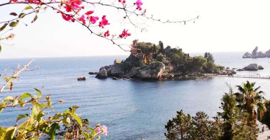 From Catania: White Lotus tour Taormina, Castelmola & Naxos - Guide style, small-group energy, and real-world help