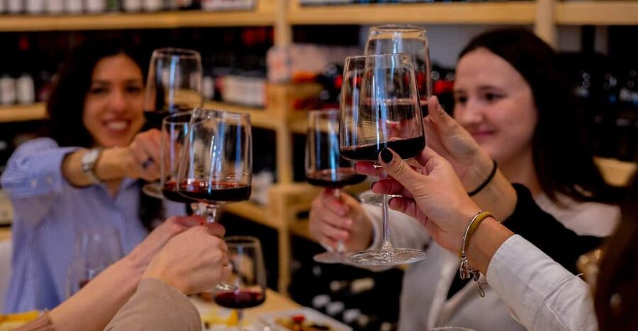 Wine tasting in Catania Historic center - Strolling through Catania with wine as the main story