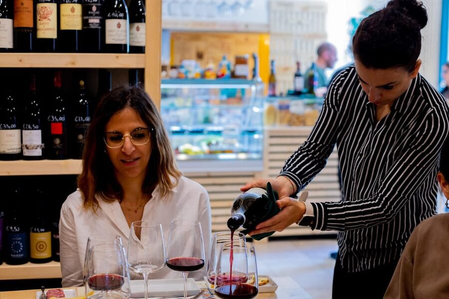 Wine tasting in Catania Historic center - Small-group vs one-on-one feel: why it matters